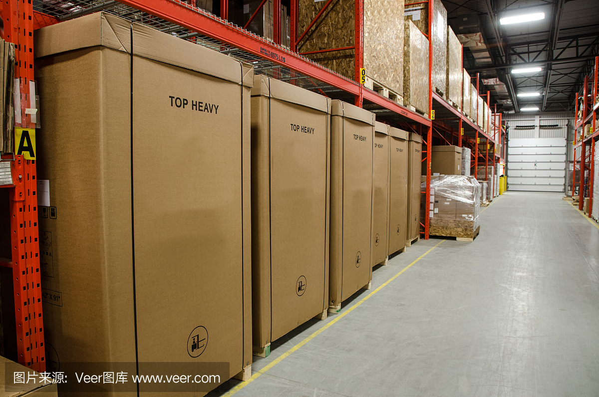 準備發貨的垂直紙箱堆